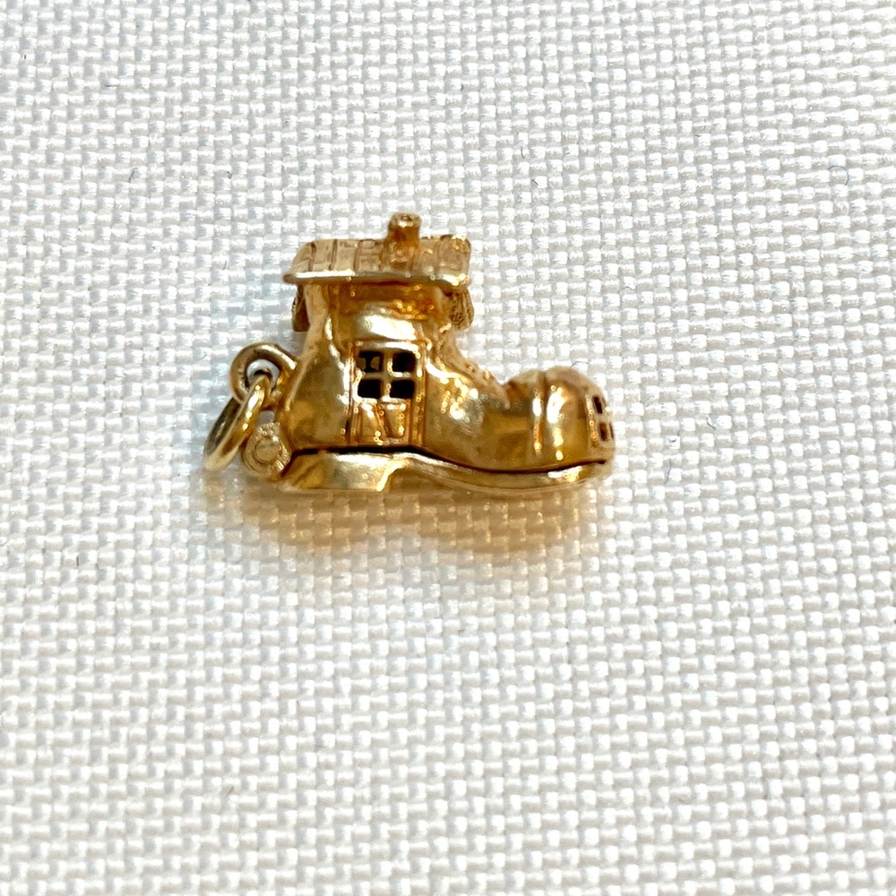 14k Yellow Gold Old Woman Who Lived in a Shoe Moving Sole Opening Charm Pendant